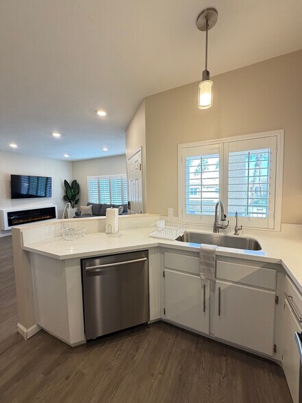 Building Photo - 251 S Green Valley Pky