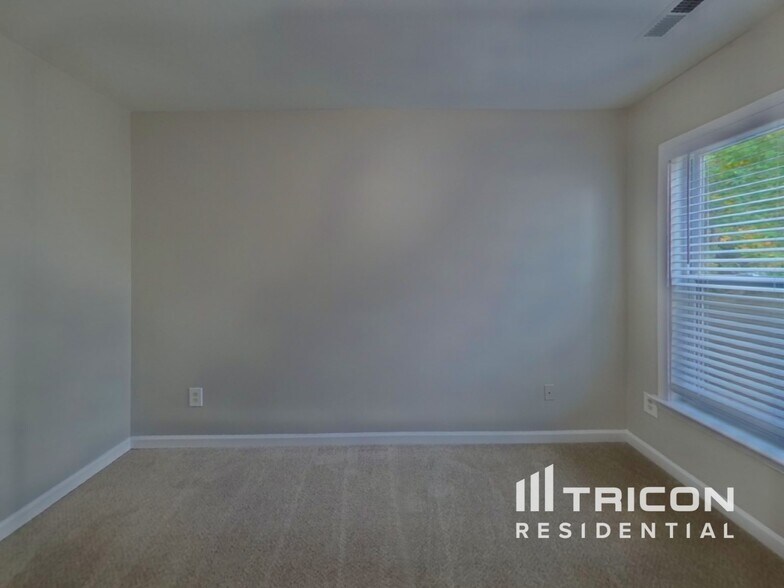 Building Photo - 8122 Valley Ridge Dr