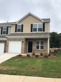 Building Photo - Beautiful 3BR 2.5BA TownHouse w/ In-Unit Laundry • Garage Parking • Stainless Kitchen in Charlotte