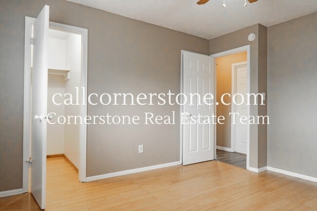 Building Photo - 2570 Clarendon Dr