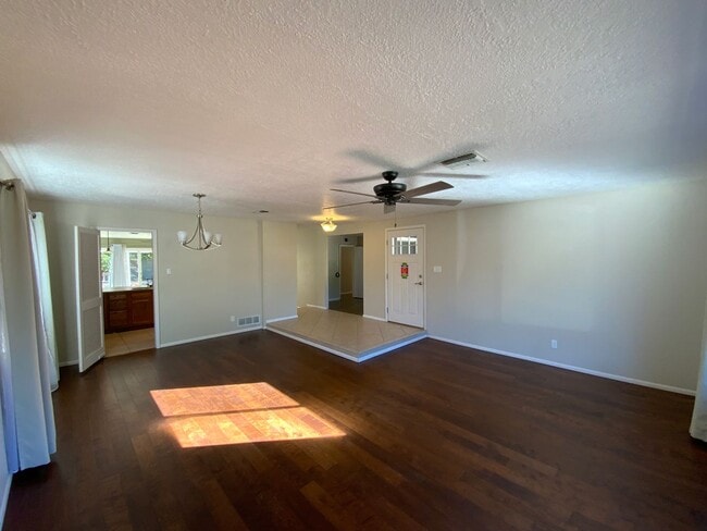 Building Photo - 4 Bedroom with Office Single Story Home Av...