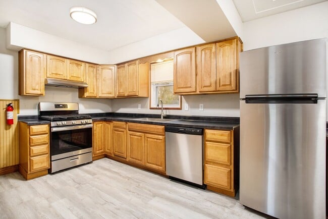 Building Photo - Beautiful Remodeled 3/1 home with large yard! - Ask about our Deposit Free Leasing opportunity!
