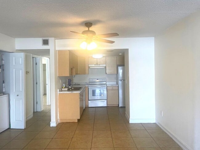 Building Photo - Spacious 3BR/2BA Condo Near Siesta Key Beach – Amenities Included!