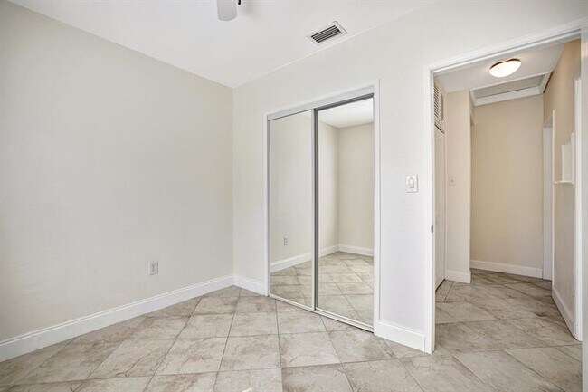 Building Photo - 933 SW 19th St