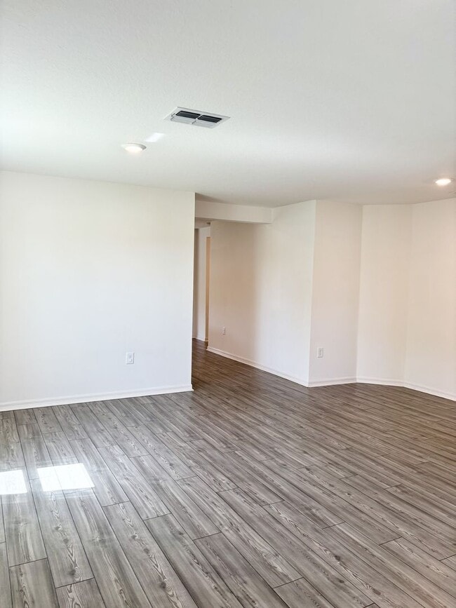 Building Photo - Your Dundee 4Beds/2Baths dream home – conv...