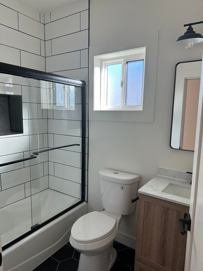 Building Photo - 1021 W 77th St