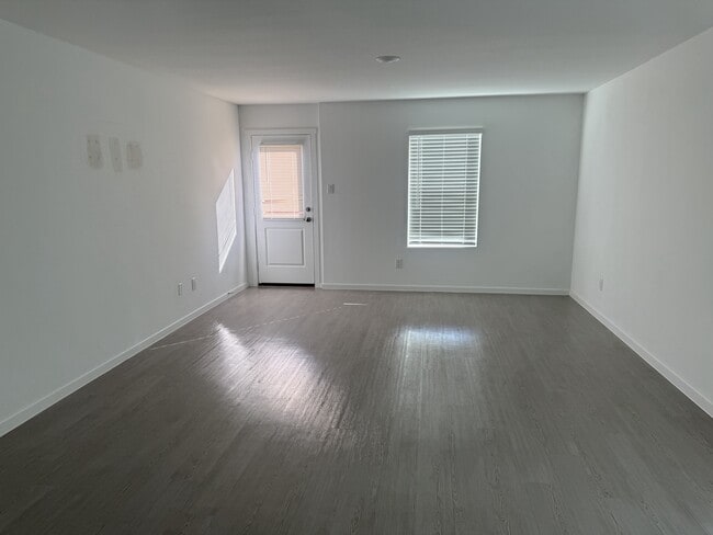 Building Photo - 807 Sandhill Crane Ln