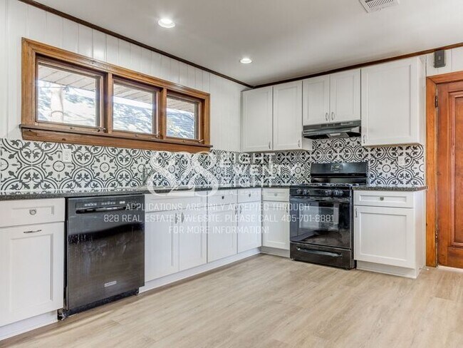 Building Photo - **AVAILABLE NOW!** 3 BED/2 BATH DUPLEX - CLOSE TO CAMPUS!
