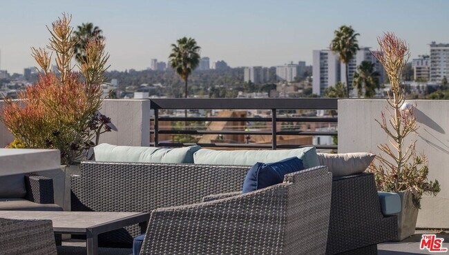 Building Photo - 1283 Havenhurst Dr