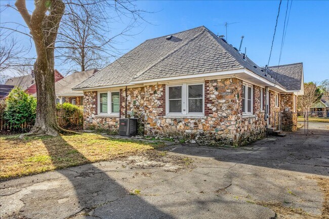 Building Photo - Live Stylishly. Live Comfortably. Live Memphis