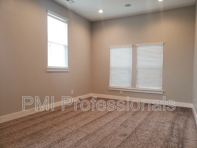 Building Photo - 512B Eastboro Dr