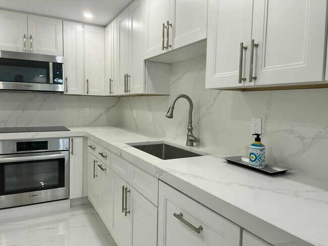 Building Photo - 3546 S Ocean Blvd