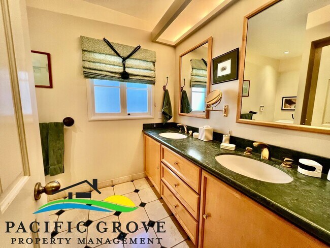 Building Photo - Lovely Ocean View Home Available NOW!