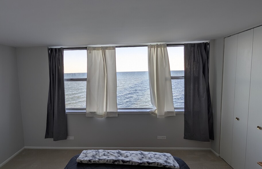 South Bedroom - 6301 N Sheridan Rd