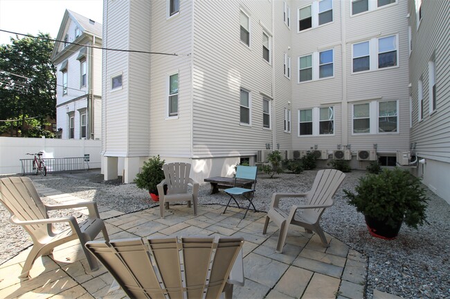 Primary Photo - 208 Waterman St