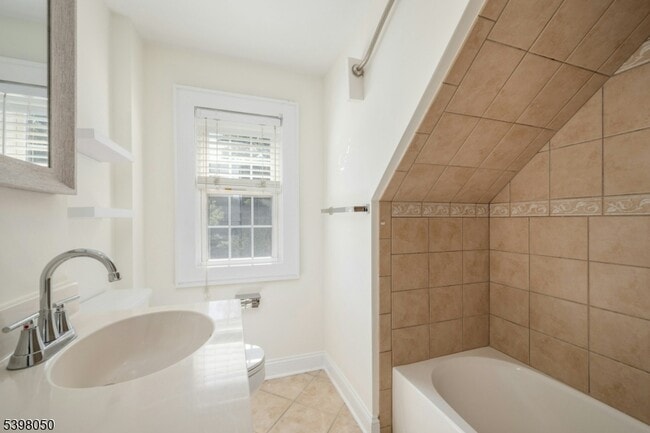 Building Photo - 16 Walnut St