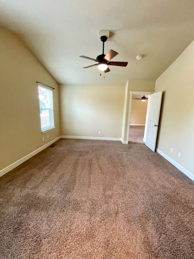 Building Photo - Gorgeous single level home in NE Bend!