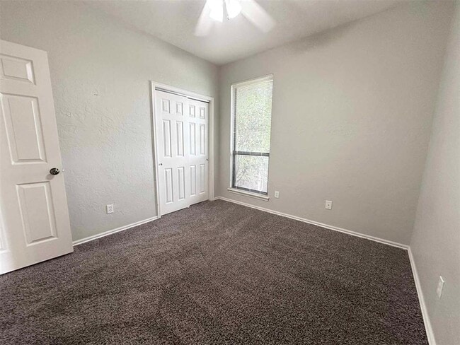 Building Photo - 10000 Shadowview Dr