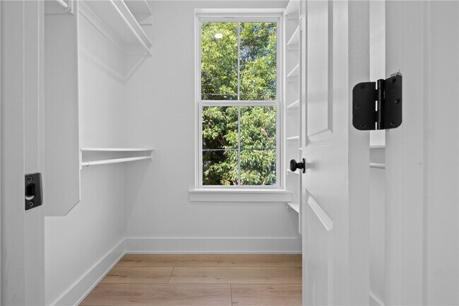 Building Photo - 588 N Willow Ave