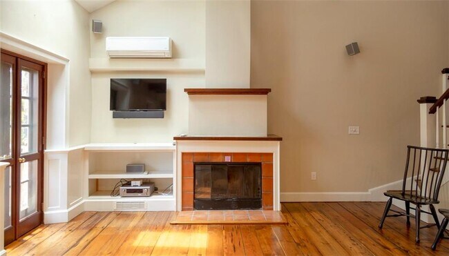 Building Photo - 113 Coggeshall Ave