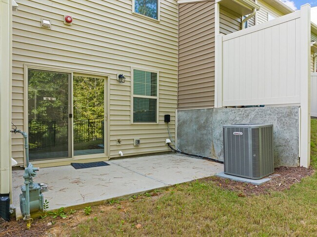 Building Photo - Gorgeous Townhome in N. Raleigh, Top Amenities & Finishes, Community Pool, Pet Friendly!
