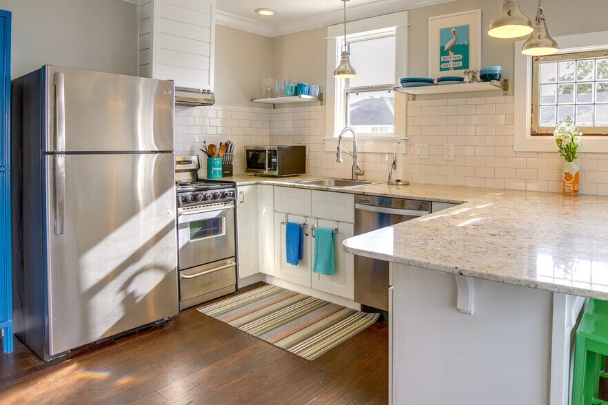 Building Photo - 202 10th Ave NE