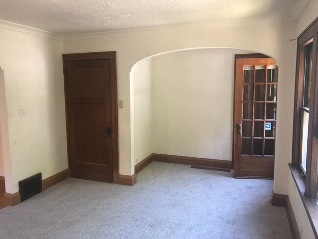 Building Photo - 1825 E Newton Ave