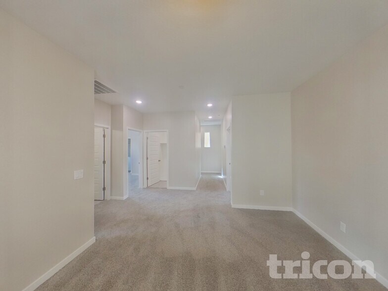 Building Photo - 4544 E Grandview St