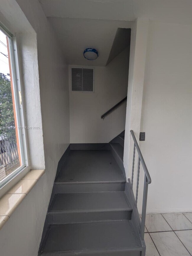 Building Photo - 888 SW 6th St