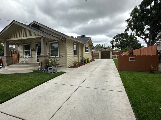 Building Photo - 210 Las Flores Ave