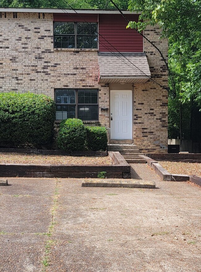 Building Photo - 2 Bed/ 1.5 Bath Townhouse