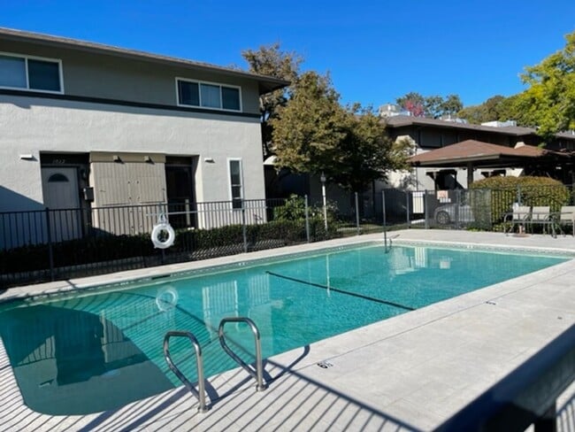 Building Photo - Wonderful 2 story 2 bedroom, 1.5 bath town...