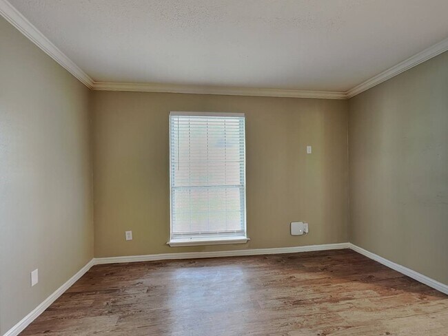 Building Photo - 3802 Highfalls Dr
