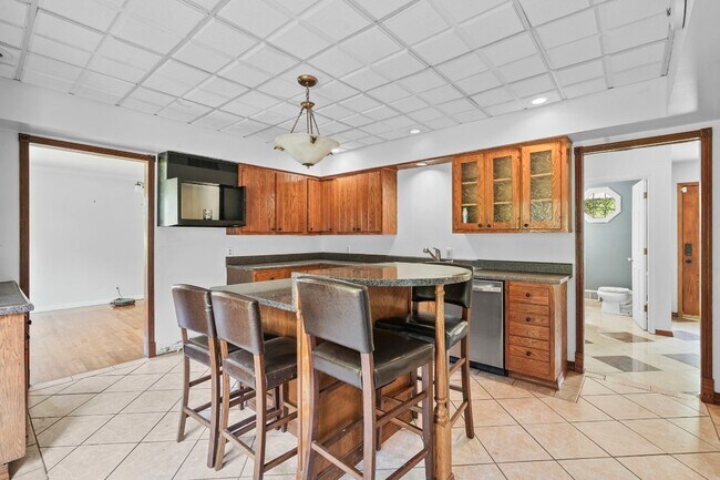 Building Photo - 300 Murray Hill Rd