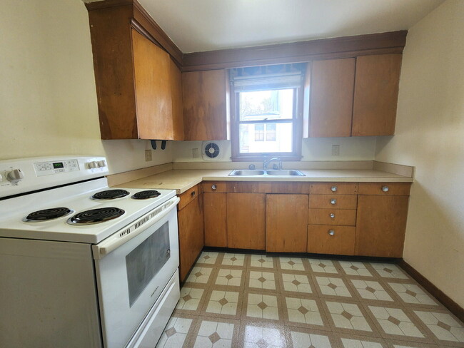 Building Photo - Cozy 1 Bedroom Lower Apartment Near Downto...