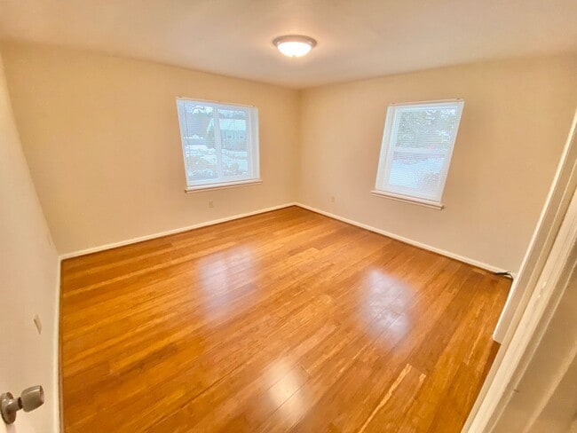 Building Photo - Newly Renovated 2 Bedroom Home in South Burlington