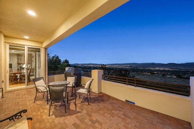 Building Photo - Elegant Arrowcreek Home!