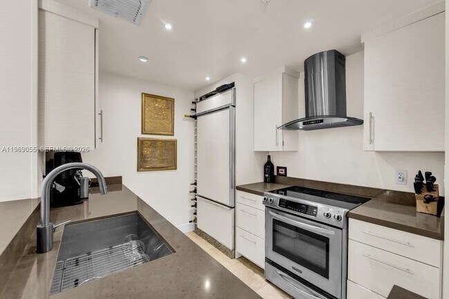 Building Photo - 10275 Collins Ave