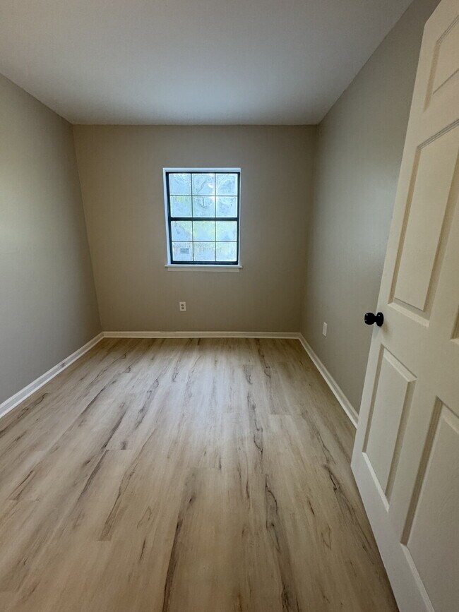 Building Photo - Renovated 3-Bedroom Ground-Floor Apartment