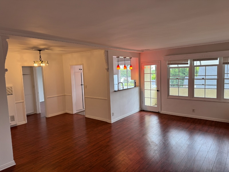 Building Photo - 2028 Beachwood Dr