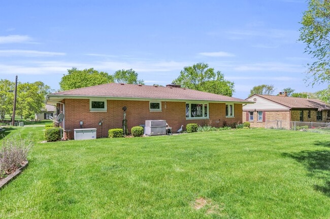 Building Photo - 1702 Golfview Dr