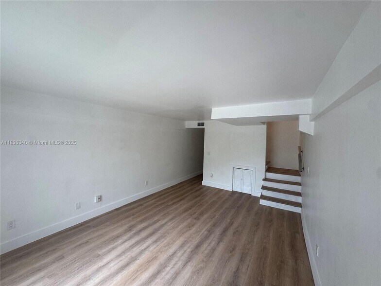 Building Photo - 1201 SW 42nd Ave