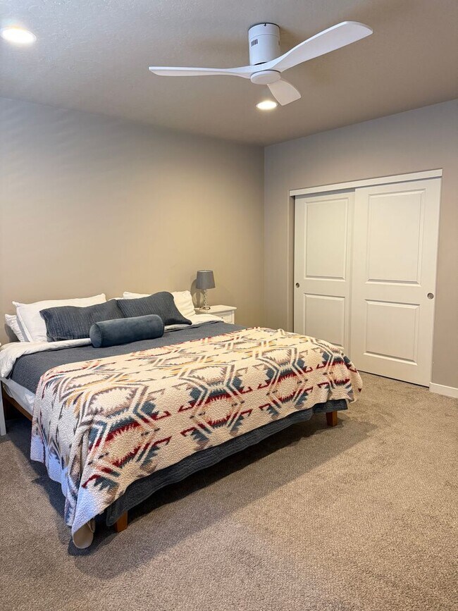 Building Photo - Beautiful 4-bdr with Bonus Loft and 3-car garage in Sisters!