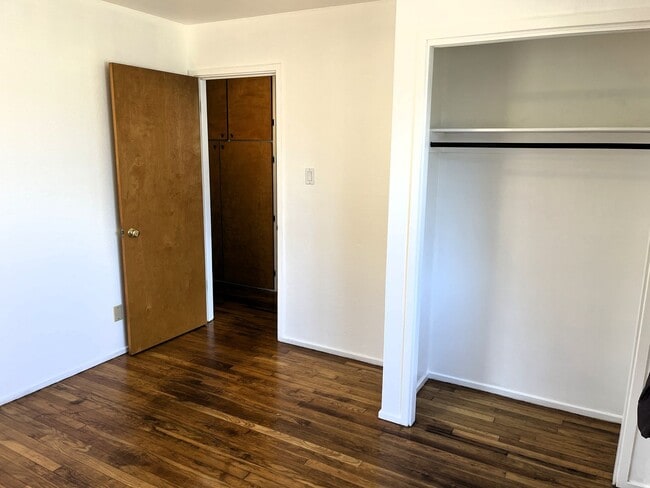 Building Photo - Pet-Friendly 2/1 Eureka Home With Large Ya...