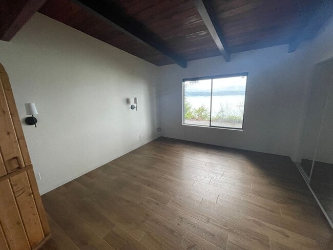 Building Photo - Fantastic 3 Bedroom Home with Gorgeous Oce...