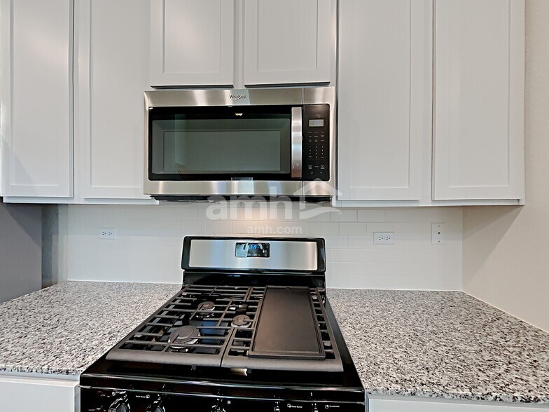 Building Photo - 2710 Lillybrook Ln