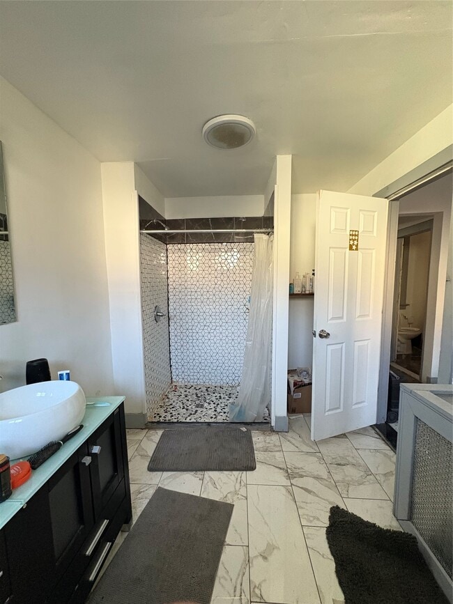 Building Photo - 171 Chapin St