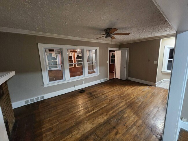 Building Photo - 3658 E 143rd St