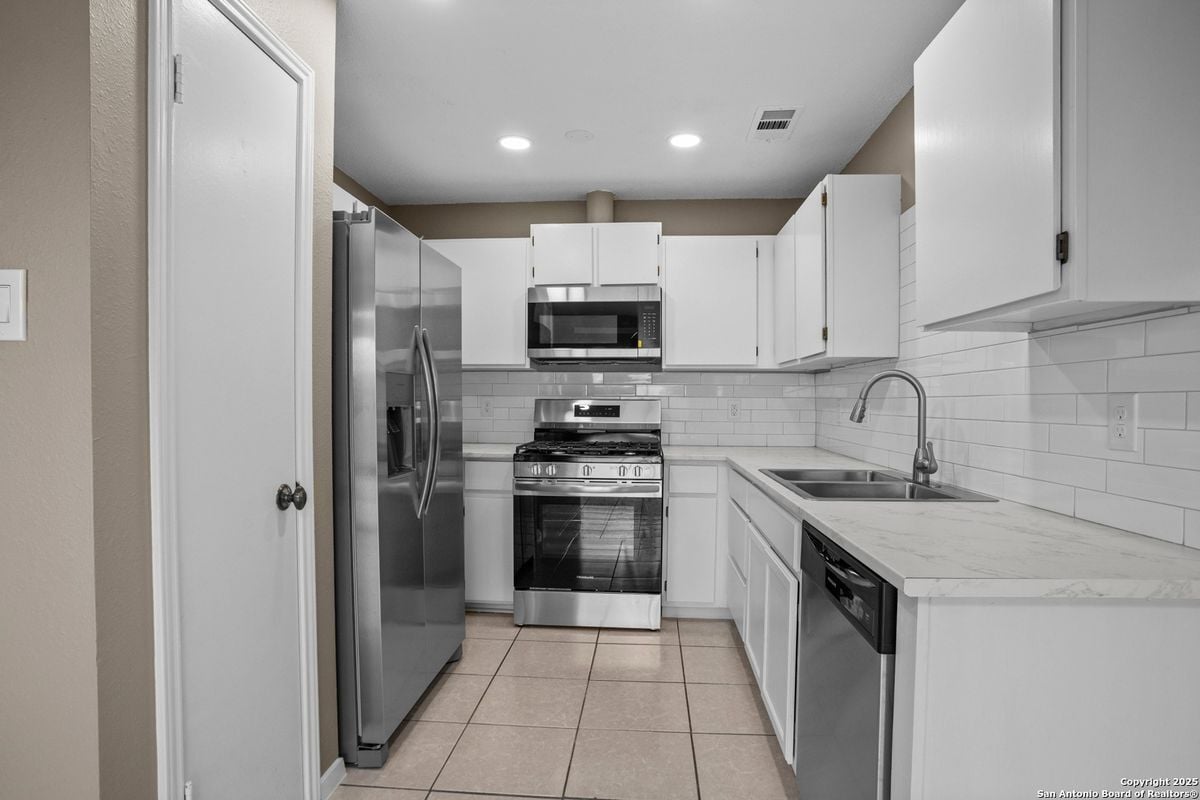 Building Photo - 5281 Meadow Rise St