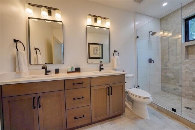 Building Photo - 829 Barnett St NE